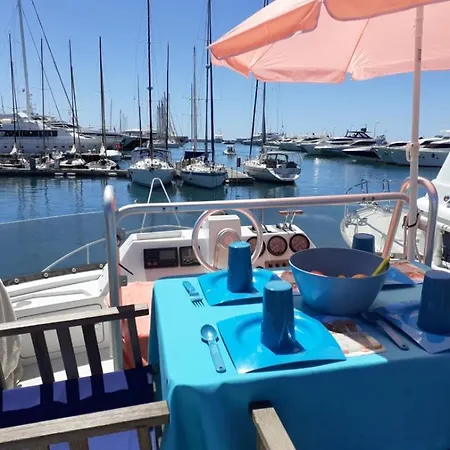 Bateau-hôtel Ferretti 36 ' Bateau à Quai Vieux-port Festival La Croisette *