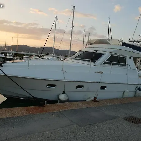 Bateau-hôtel Ferretti 36 ' Bateau à Quai Vieux-port Festival La Croisette Cannes