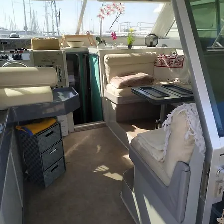 Ferretti 36 ' Bateau à Quai Vieux-port Festival La Croisette *