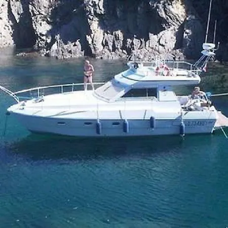 Bateau-hôtel Ferretti 36 ' Bateau à Quai Vieux-port Festival La Croisette Cannes