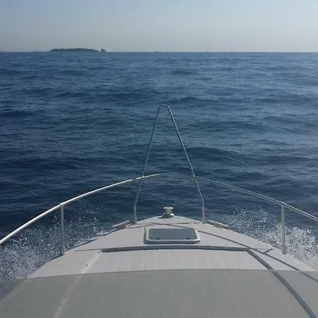 Ferretti 36 ' Bateau à Quai Vieux-port Festival La Croisette Cannes