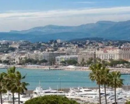 Ferretti 36 ' Bateau à Quai Vieux-port Festival La Croisette Cannes