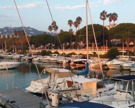 Ferretti 36 ' Bateau à Quai Vieux-port Festival La Croisette Cannes